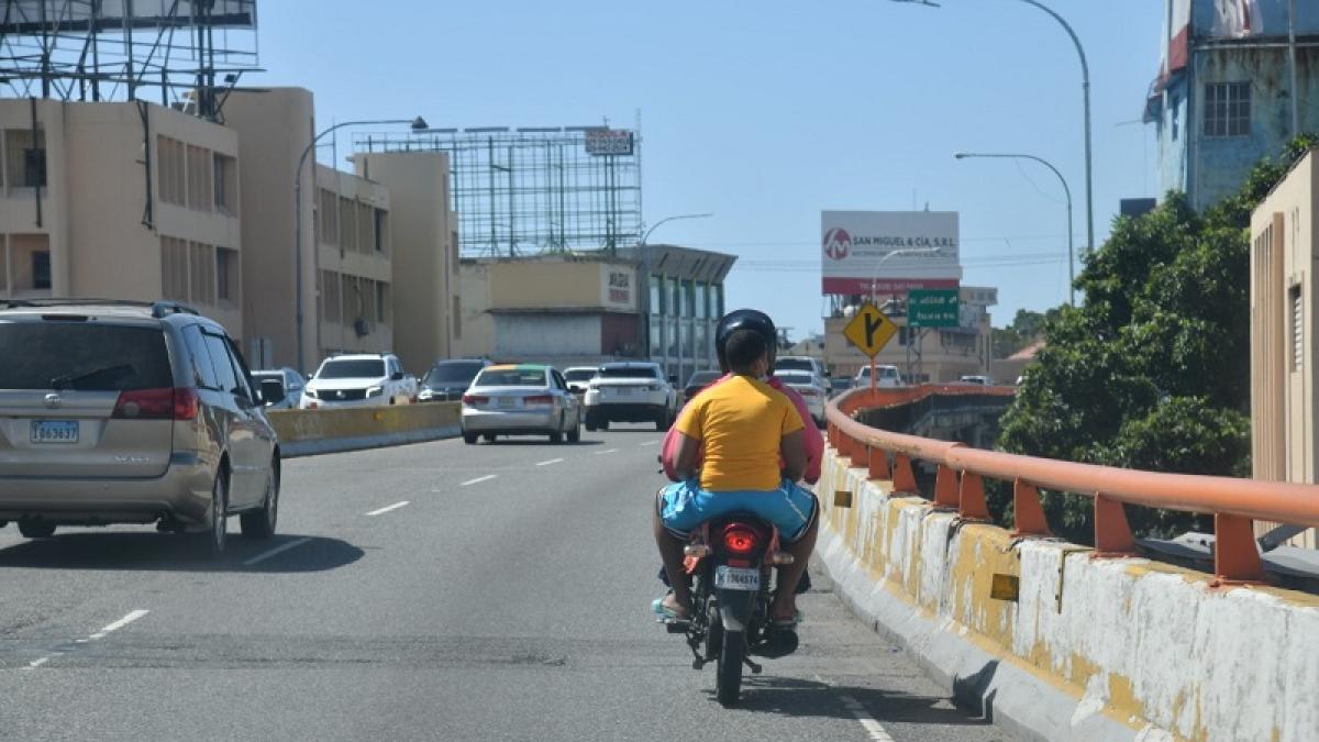 El senado aprueba ley que multa a motoristas que calibran en v&iacute;as p&uacute;blicas  