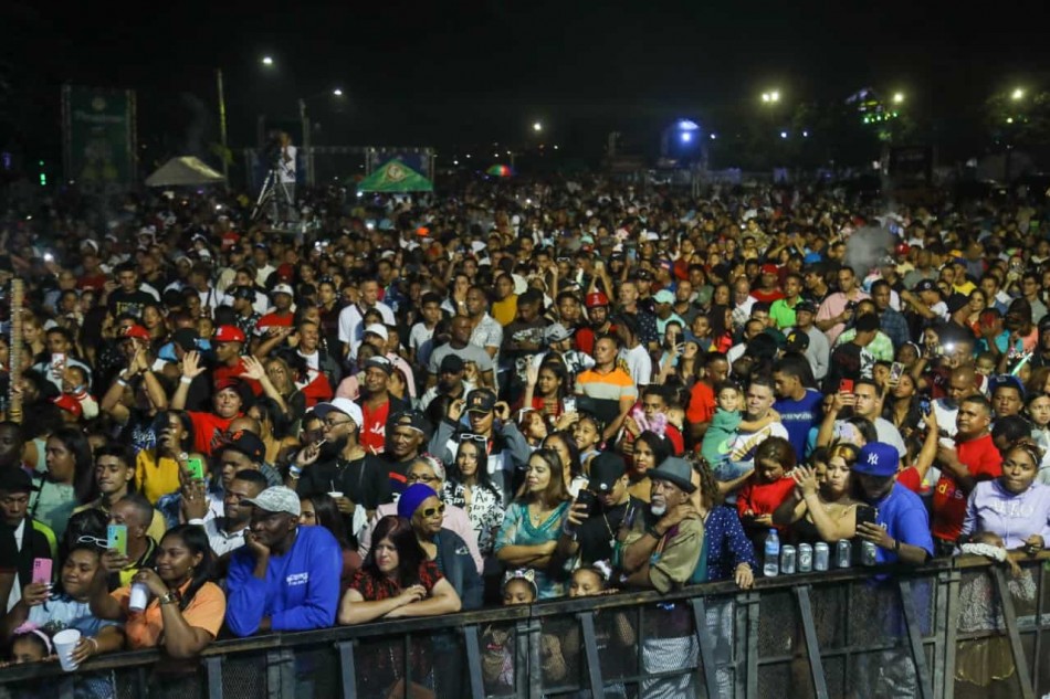 Santiago recibe el 2023 a ritmo de merengue, salsa, música típica y el sonido urbano