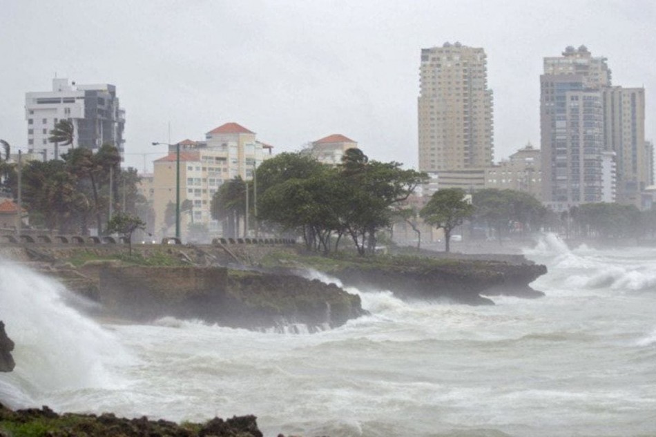 Mantienen alerta por oleaje anormal y prevén lluvias pasajeras para este domingo