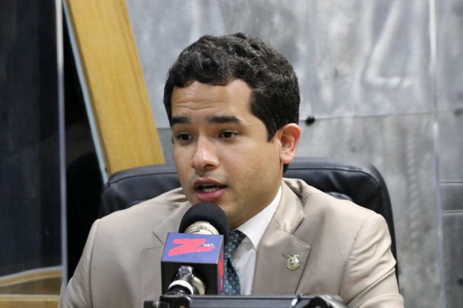 Omar Fern&aacute;ndez reitera hoy los dominicanos est&aacute;n vulnerables  ante aumento de tasa en pr&eacute;stamos bancarios 
