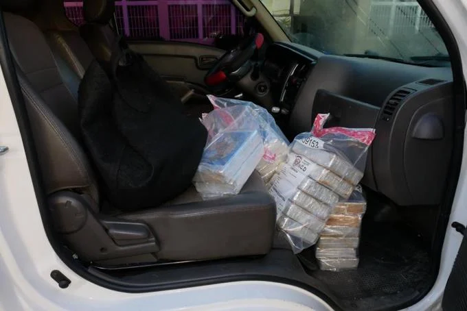Incautan otros 26 paquetes de presumible coca&iacute;na en veh&iacute;culo donde viajaba exraso de la PN