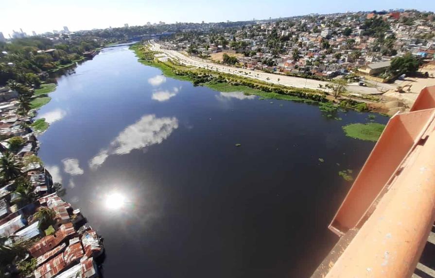 Autoridades eval&uacute;an aguas residuales que llegan al r&iacute;o Ozama