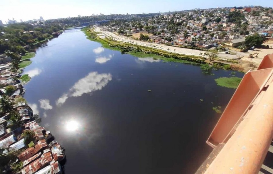 Autoridades eval&uacute;an aguas residuales que llegan al r&iacute;o Ozama