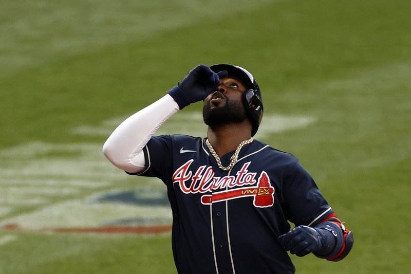 Marcell Ozuna conecta el batazo de cuatro esquinas por los Bravos
