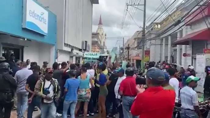 Protestan por aumento de tarifa el&eacute;ctrica y apagones en Moca y SFM