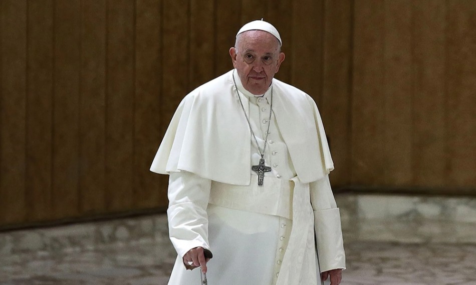 Papa Francisco bromea al ser dado de alta del hospital
