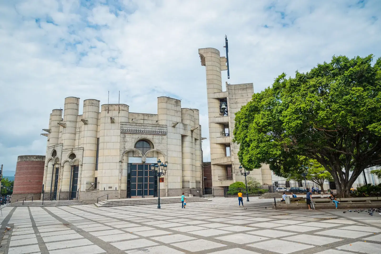Paliza entrega recursos para remodelaci&oacute;n de la Catedral de La Vega