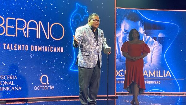 Pochy Familia recibe Premio Soberano por 35 a&ntilde;os Coco Band