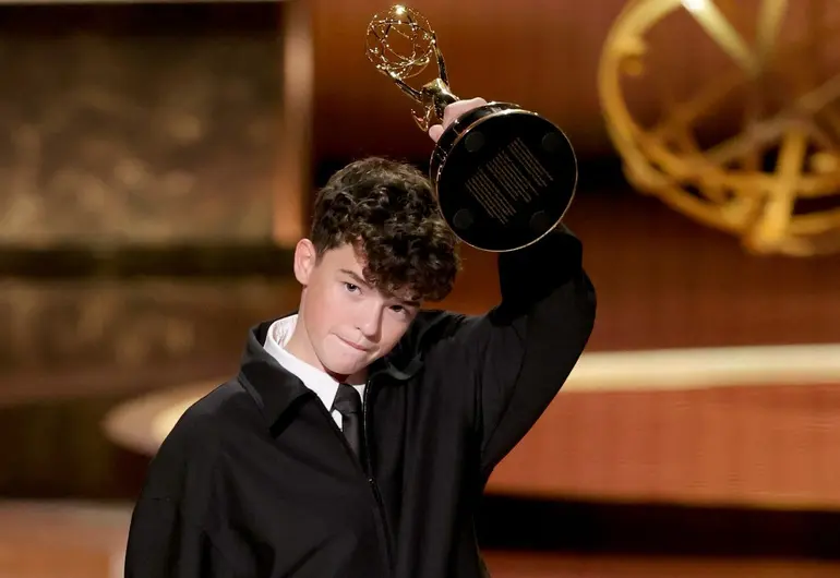 Oween Copeer, el actor m&aacute;s joven en ganar un Emmy en ceremonia 2025, en los &Aacute;ngeles