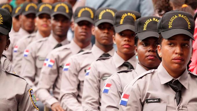 Polic&iacute;as contentos con el aumento salarial