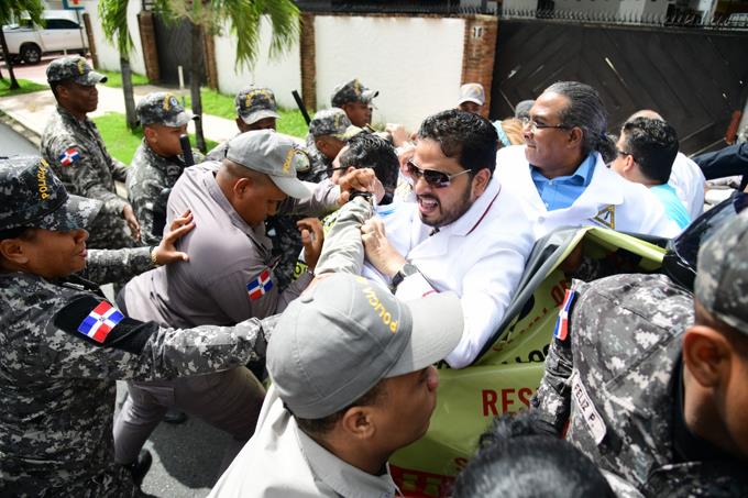 Polic&iacute;as frente al Palacio Nacional: Dos atropellos a manifestantes en 13 d&iacute;as