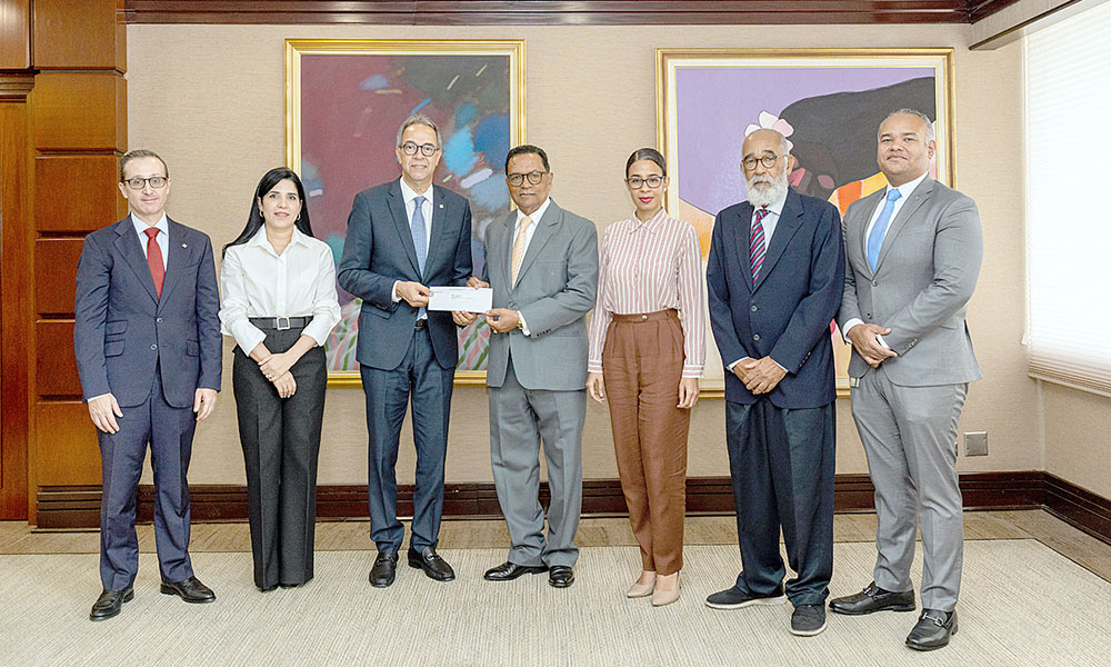 Banco Popular entrega donativo a la BNPHU