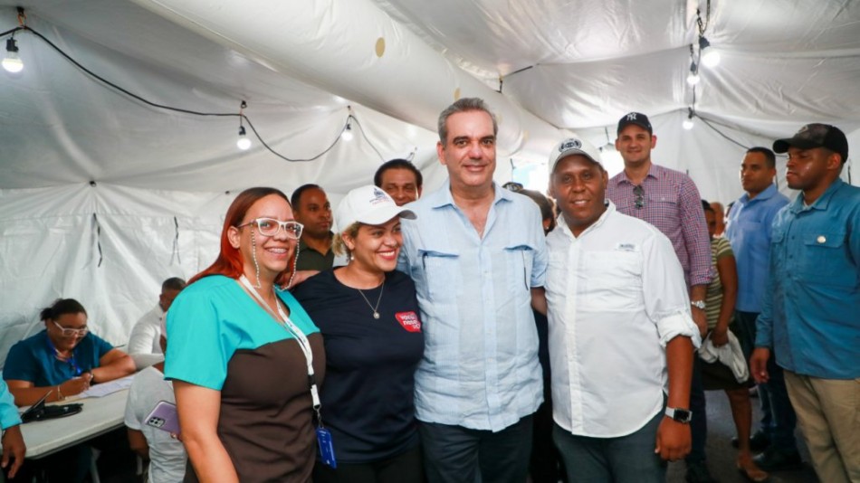 Abinader visita unidades m&oacute;viles que integran jornada de salud en Saman&aacute;