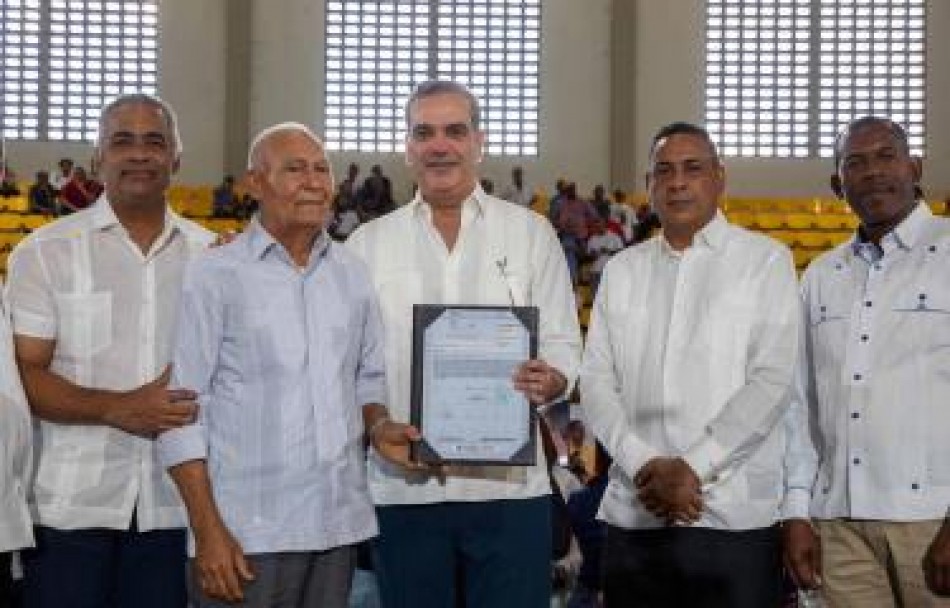 Presidente Abinader entrega 826 t&iacute;tulos de propiedad en Monte Plata