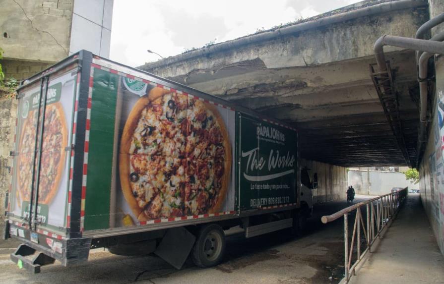 Paso a desnivel de la autopista Duarte en el kil&oacute;metro 13 est&aacute; a punto de colapsar