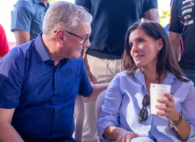 Gonzalo Castillo y embajadora Leah Campos coinciden en Baní