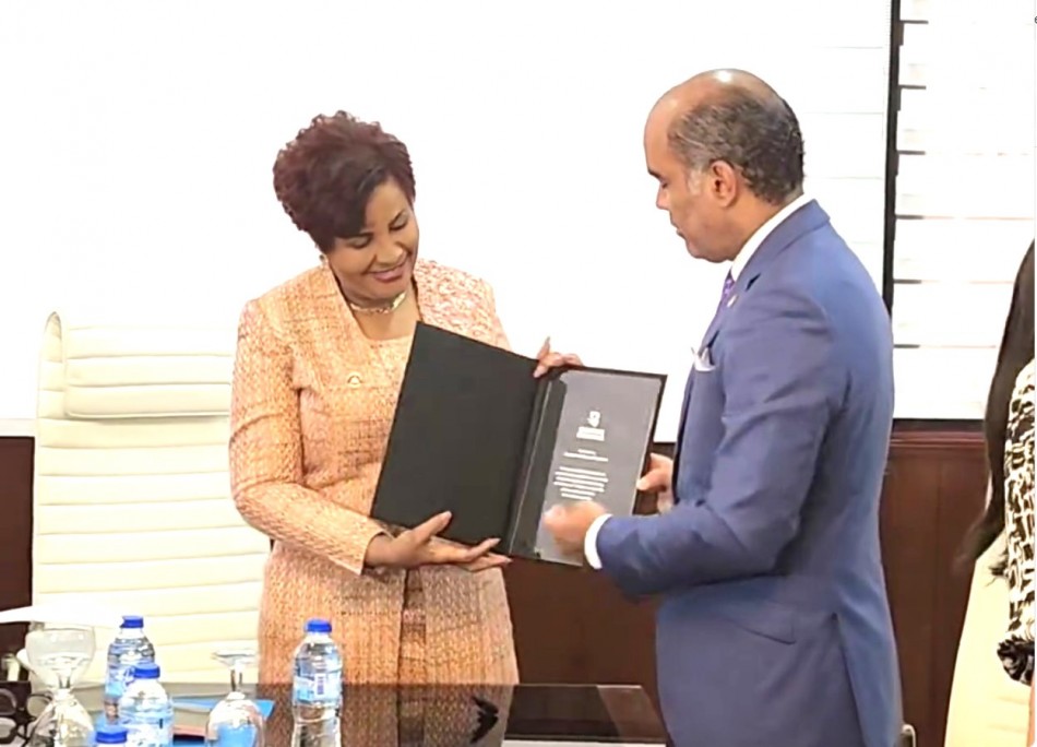 La Superintendente de Bancos Josefa Castillo recibe reconocimiento de Seguros Reserva