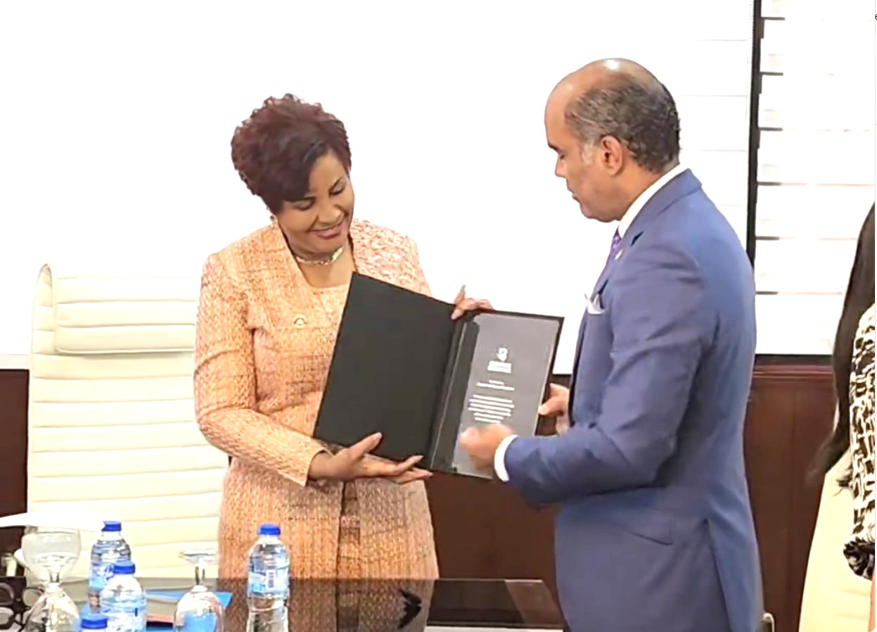La Superintendente de Bancos Josefa Castillo recibe reconocimiento de Seguros Reserva  
