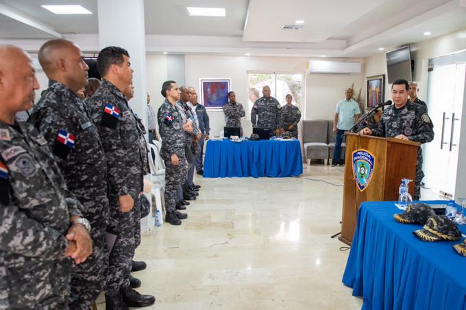Re&uacute;nen a polic&iacute;as y los exhortan ser honestos