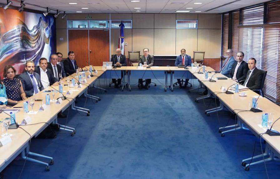 Gobernador Banco Central pasa revista al sector construcci&oacute;n con Acoprovi