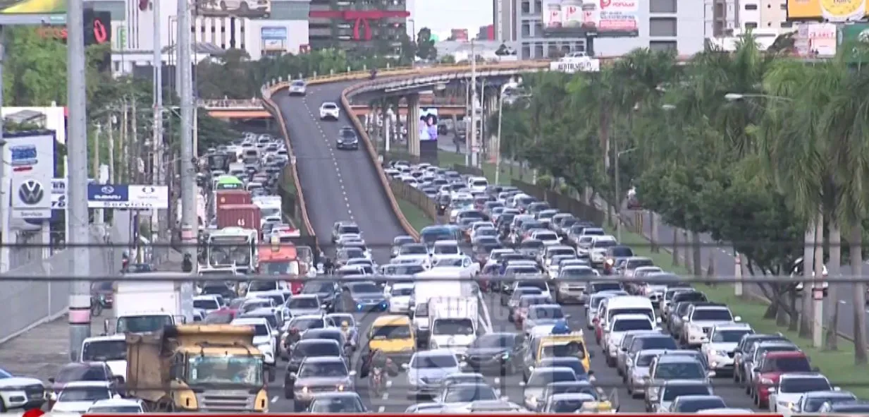 Extenso tap&oacute;n en la Kennedy por volcadura de cami&oacute;n