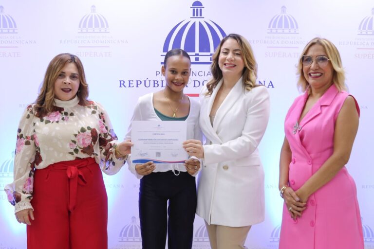 Sup&eacute;rate grad&uacute;a 84 j&oacute;venes en &aacute;reas t&eacute;cnicas