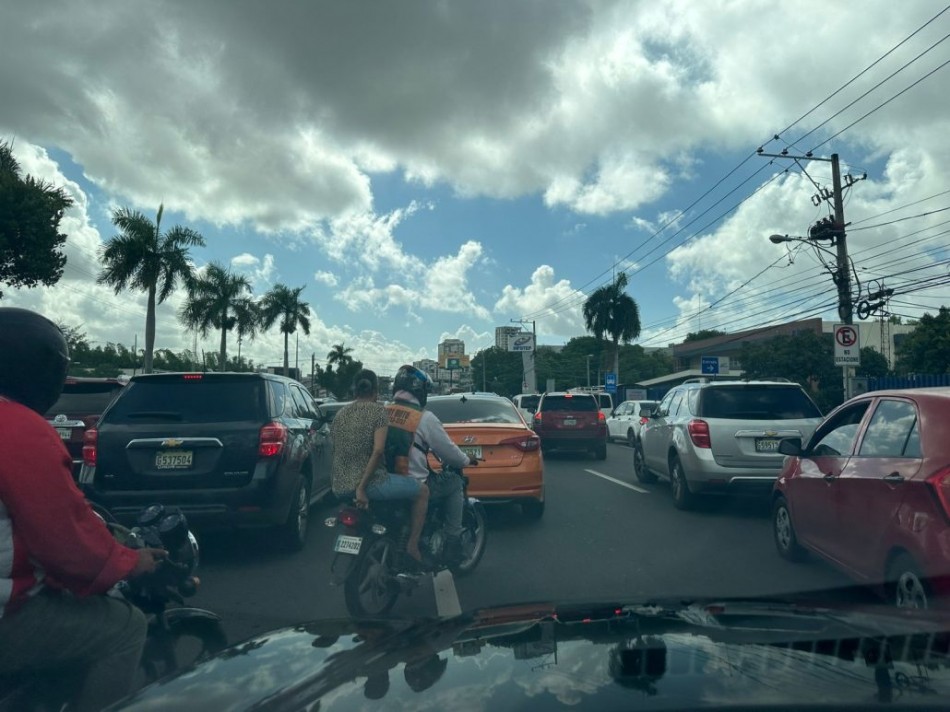 Se registra gran taponamiento en la avenida John F. Kennedy por trabajos de la CAASD
