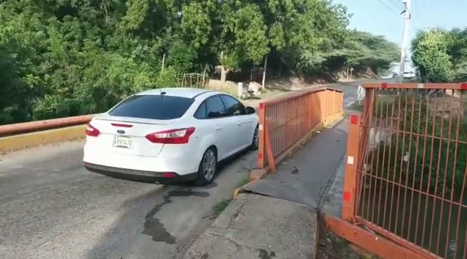 Paralizan tr&aacute;nsito en Hato del Yaque para que intervengan puente