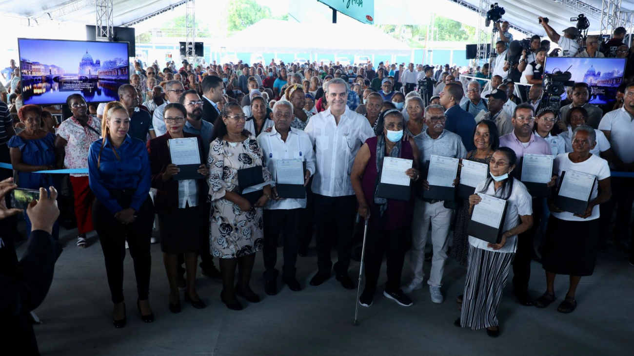 Presidente entrega 695 t&iacute;tulos de propiedad a residentes Los Mina