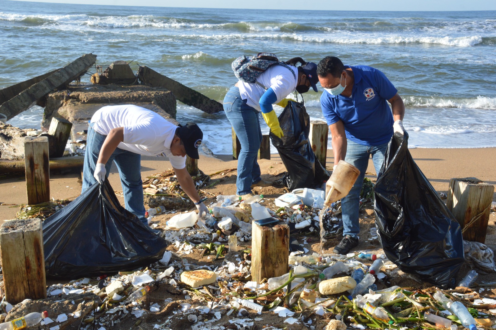 Realizan jornada de recolecci&oacute;n de desechos s&oacute;lidos en playa G&uuml;ibia, DN