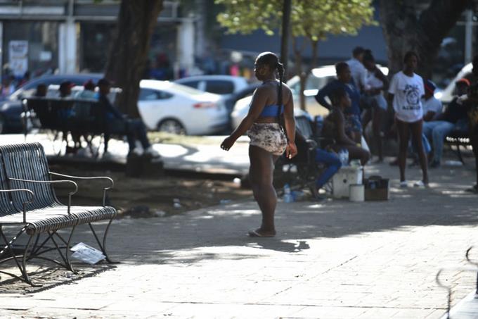 Trabajadoras sexuales haitianas se adue&ntilde;an del parque Enriquillo