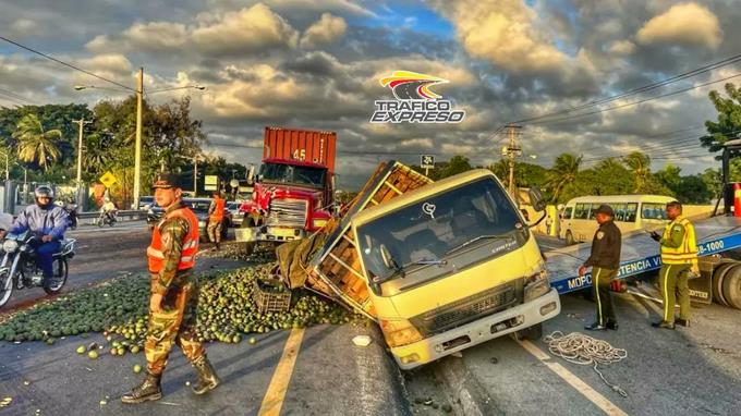 Triple accidente en la 6 de Noviembre retrasa el tr&aacute;nsito desde la regi&oacute;n sur