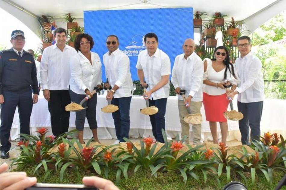 Turismo inicia la reconstrucci&oacute;n de v&iacute;a acceso a Playa Macao