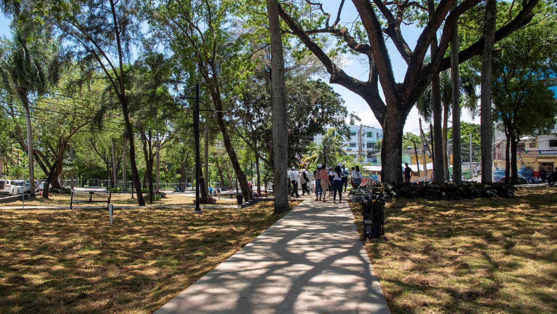 Alcald&iacute;a del Distrito Nacional y el sector privado remozan 81 parques