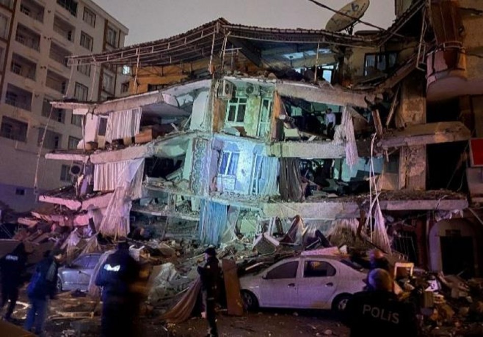 Un poderoso terremoto derriba edificios en Turqu&iacute;a y Siria