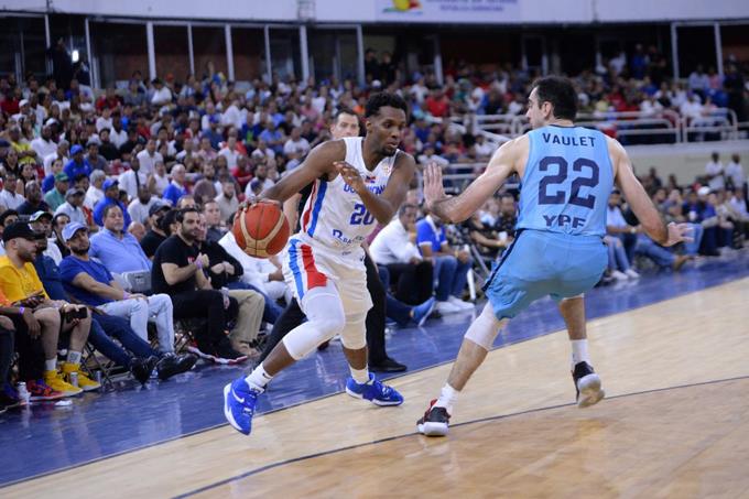 Un triunfo contundente para la selecci&oacute;n nacional de baloncesto