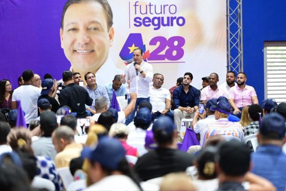Abel Mart&iacute;nez encabeza masivo encuentro dirigentes Santiago