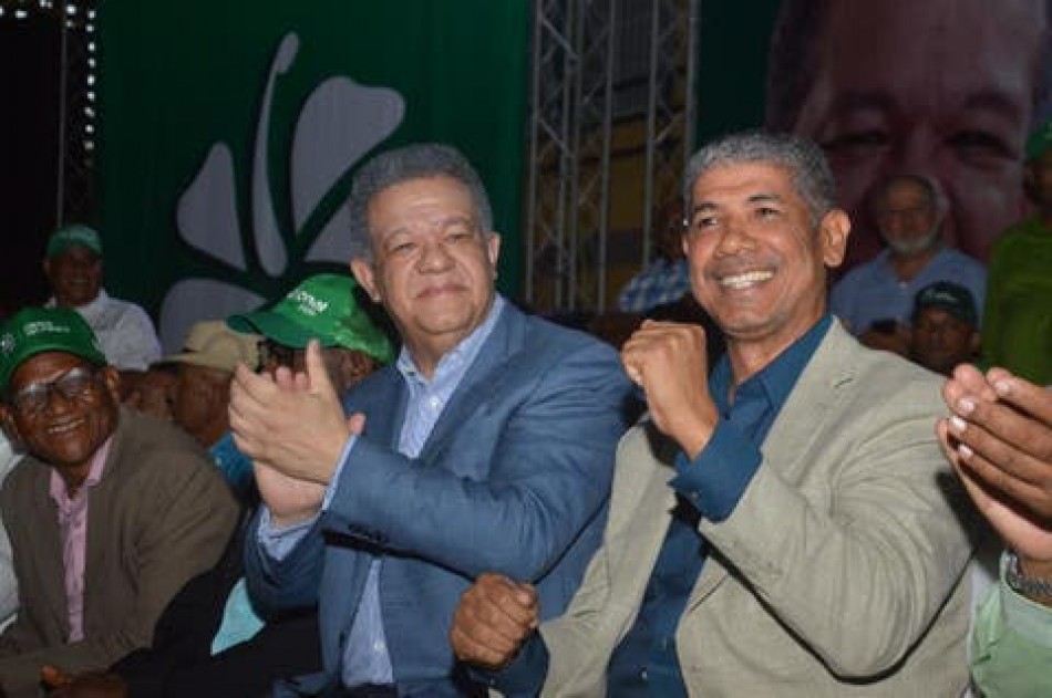 Alberto Tav&aacute;rez junto a cientos de perremeistas &ldquo;se mudan&rdquo; a la FP