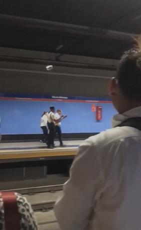 Usuario del Metro de Santo Domingo cae entre las v&iacute;as de la estaci&oacute;n Mar&iacute;a Montez