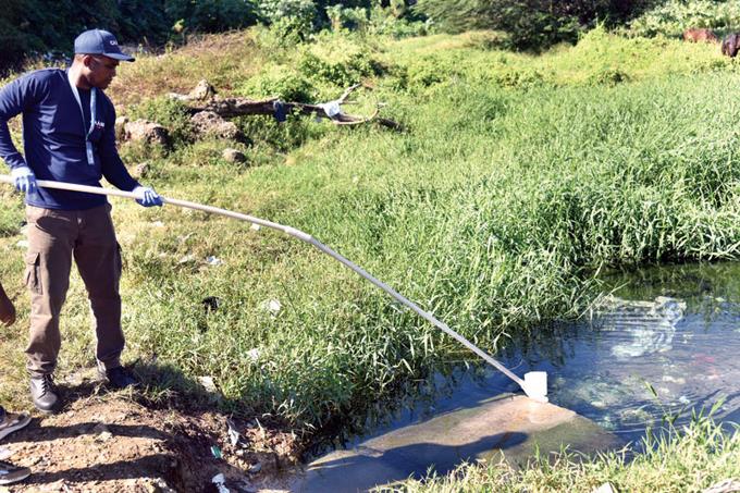 Vecinos de La Zurza siguen usando agua del r&iacute;o Isabela