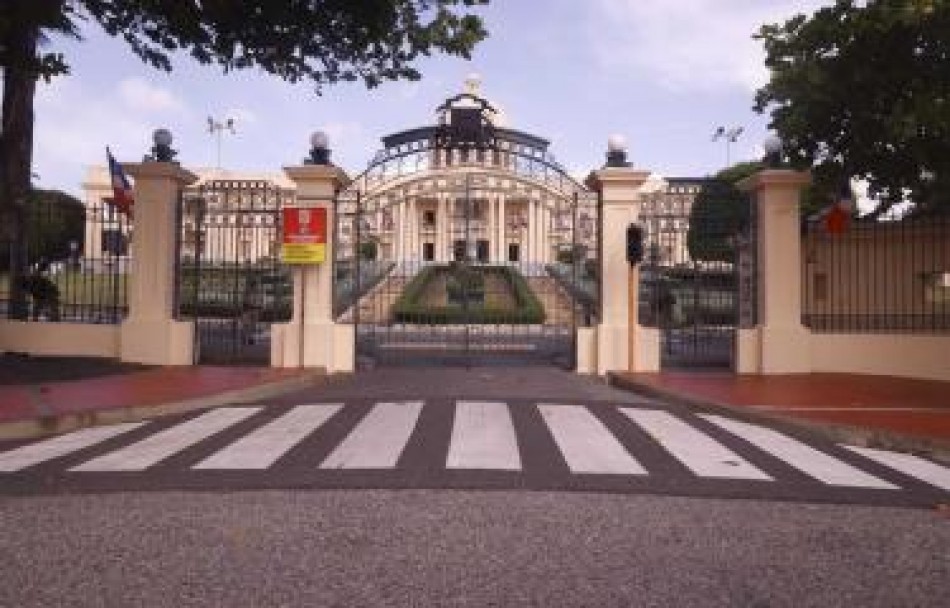 Contin&uacute;an ingresados militares heridos cuando hombre derrib&oacute; puertas del Palacio Nacional
