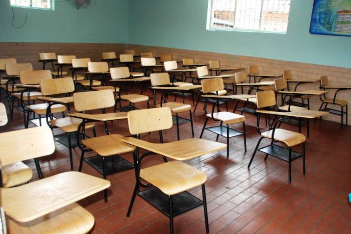 Maestros dicen hasta por la falta de butaca se genera violencia en las aulas