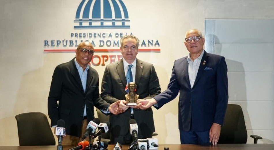 Fedodim entrega &ldquo;Premio Juan Pablo Duarte a la Transparencia&rdquo; a Neney Cabrera