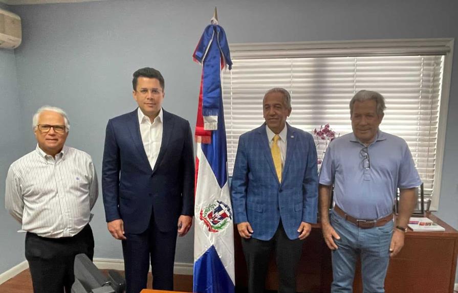 Ministro de Turismo critica precios de boletos a&eacute;reos para que dominicanos ausentes ingresen al pa&iacute;s