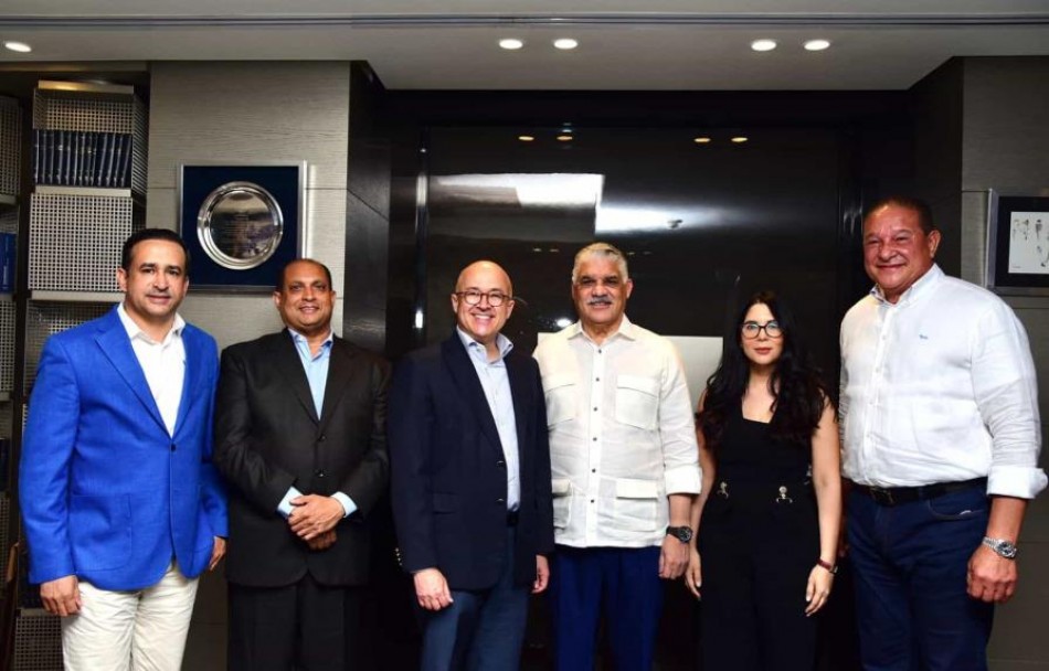 Francisco Domínguez Brito y Miguel Vargas sostienen reunión