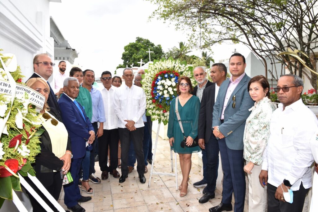 Fuerza del Pueblo realiza ofrenda floral en el mausoleo profesor Juan Bosch