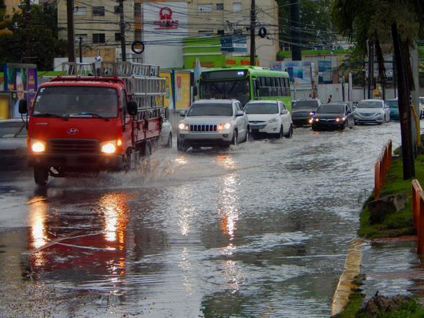 Incrementar&aacute;n aguaceros debido a vaguada; Onamet mantiene alertas