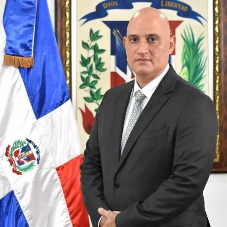 Ministro de Econom&iacute;a dice es penoso y peligroso reclamar una pol&iacute;tica migratoria robusta y efectiva desde el desprecio