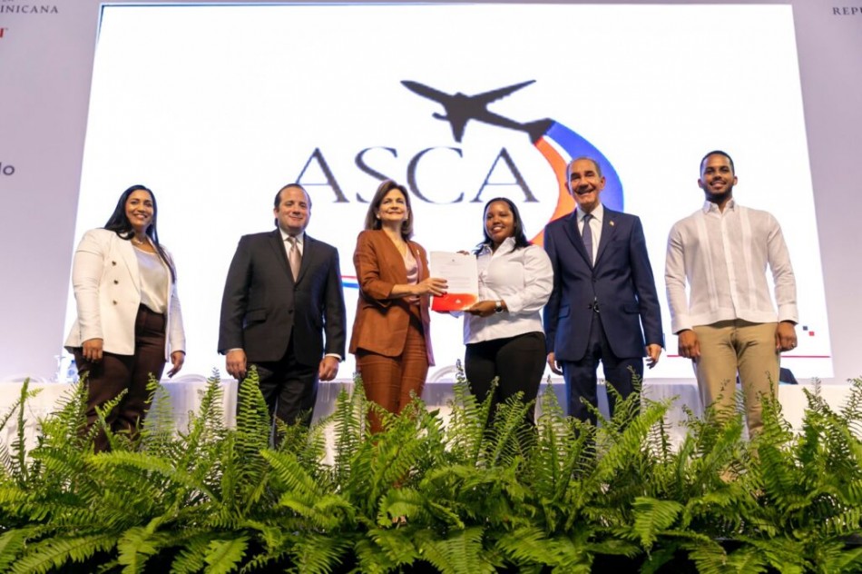 Gobierno entrega 10 mil becas nacionales e internacionales