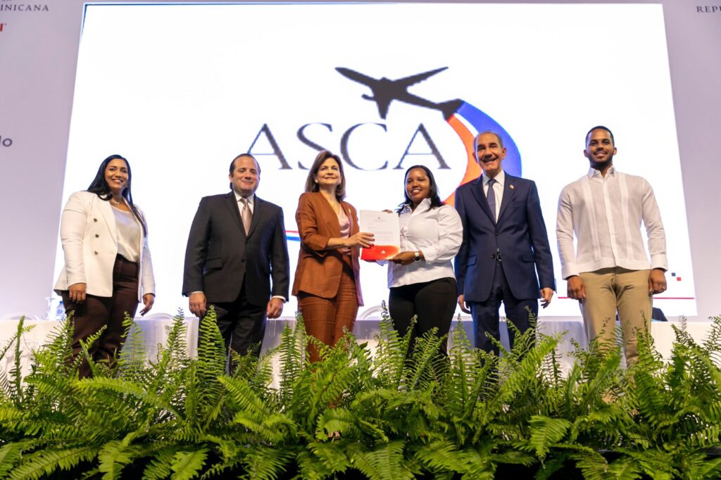 Gobierno entrega 10 mil becas nacionales e internacionales
